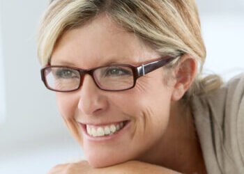 Frau mittleren Alters mit Brille