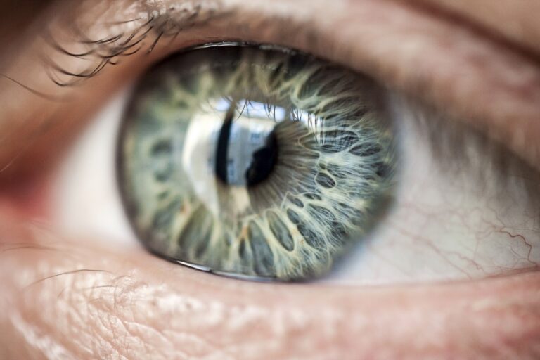 Dünne Hornhaut? Warum Sie in Zürich trotzdem brillenfrei werden können (ICL, TransPRK & SmartSight)