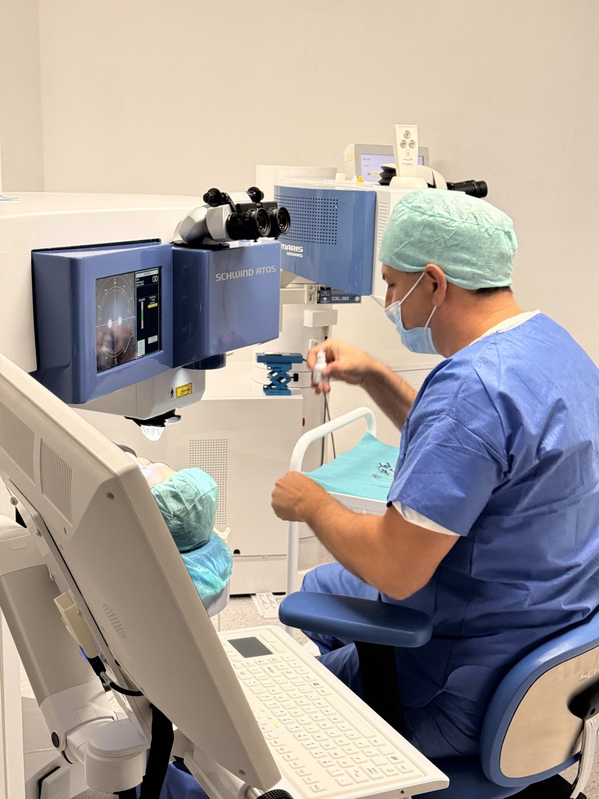 Dr. med. univ. Victor Derhartunian beim Augenlasern mit dem SCHWIND ATOS